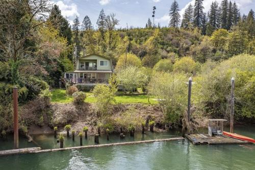 Charming home on the Siuslaw River with private dock fire pit WiFi & W&D