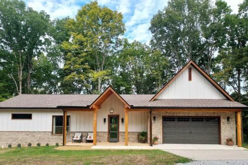 Charming home one and a half miles from Cuba Landing Marina