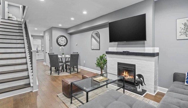 Charming Home: Parking, Sleeps 10, WFH Space