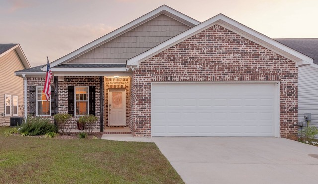 Charming Home, Peaceful Patio & Quiet Neighborhood