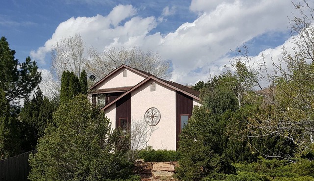 Charming Home quiet neighborhood lovely back yard 5 min from Garden of Gods