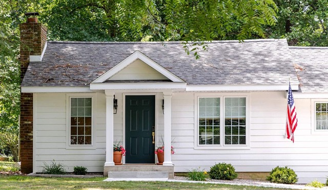 Charming Home Retreat Among Majestic Trees - Near SEMO, Capaha Park & Downtown