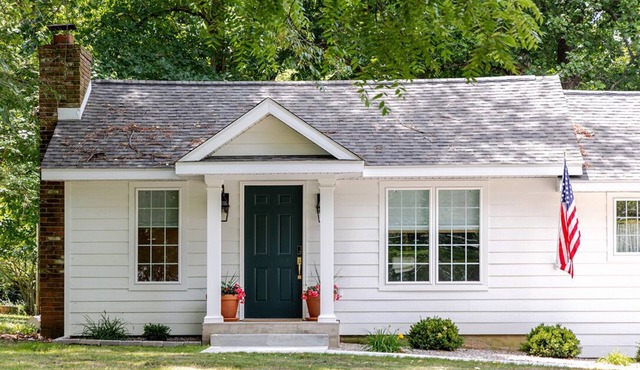 Charming Home Retreat Among Majestic Trees - Near SEMO, Capaha Park & Downtown