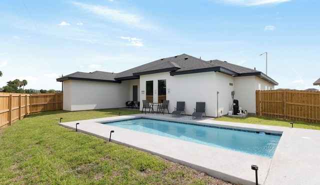 Charming Home Sleeps 8 Fenced backyard with Private Pool