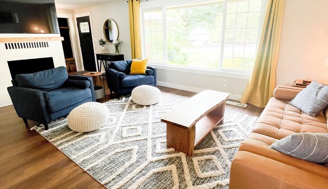 Charming Home Suitable for Large Families, Walk to Downtown & Beautiful Park