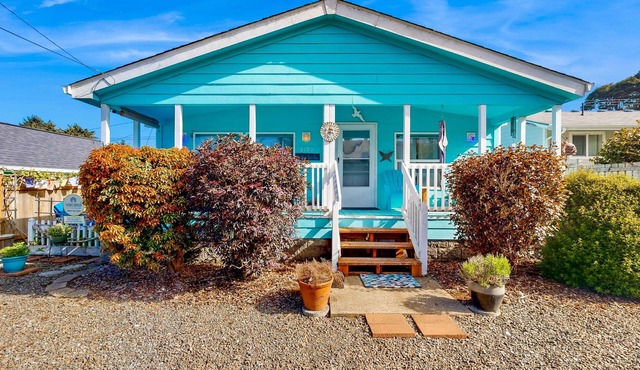 Charming home two blocks from the beach; private hot tub and washer/dryer