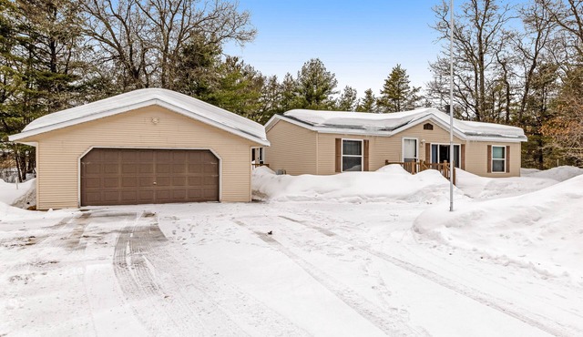 Charming home with gas grill, full kitchen, deck, patio, TV, and washer/dryer