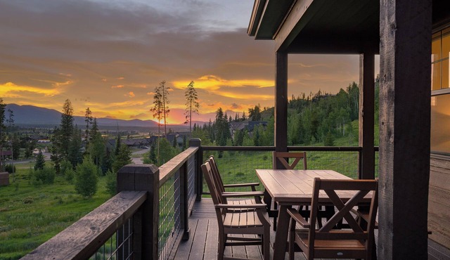 Charming home w/decks & hot tub
