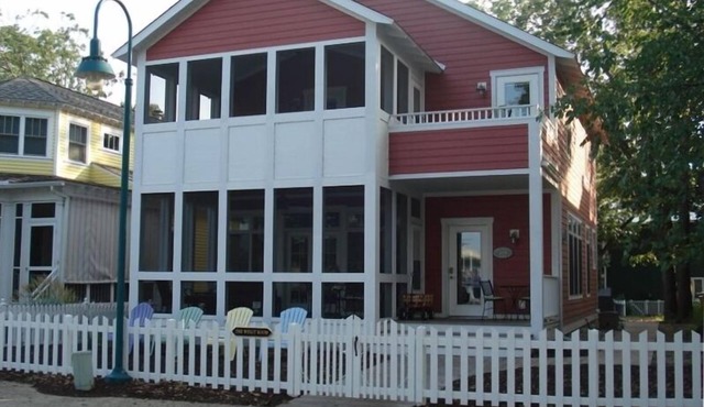 Charming Home w/Golf Cart Sleeps 13. Close to pool & amenities.