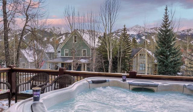 Charming Home w/Mountain Views + Hot Tub + Ski Shuttle - Raven's Bungalow