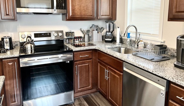 Charming Home w/ Netflix & Games! Great for families and traveling professionals