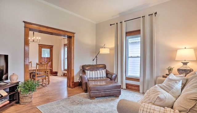 Charming Home w/ Porch Near Wartburg College!