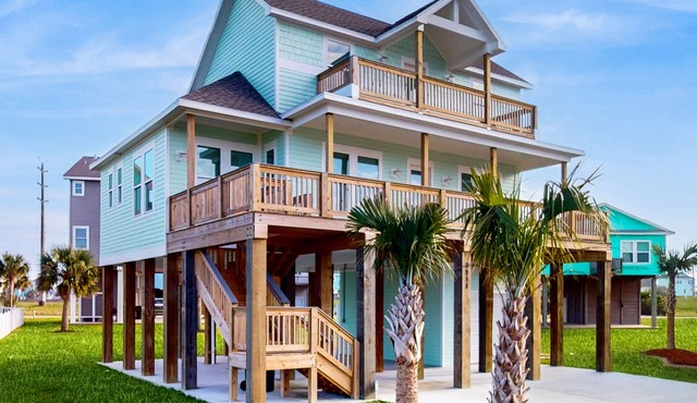 Charming home w/shared pool, nearby beach, & covered patio with bay views