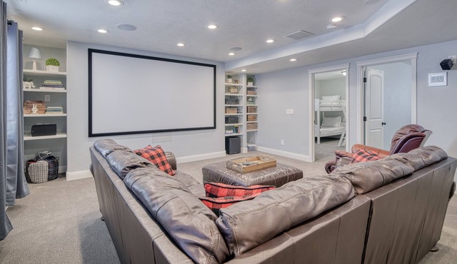 Charming Home w/Table for 12, Theater, Fireplace