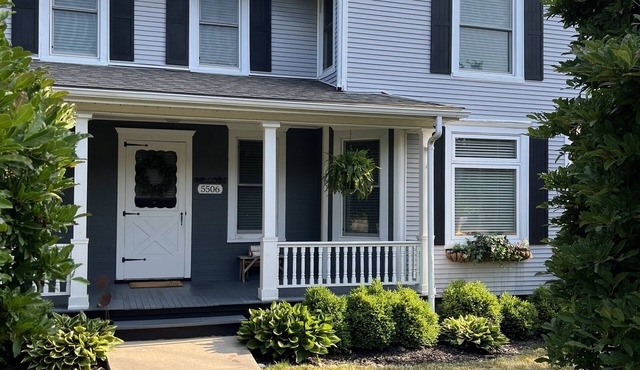 Charming home, walk to The District, dining & shops: Lake Geneva only 12 miles!