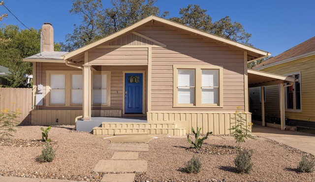 Charming Home Walk to Riverwalk
