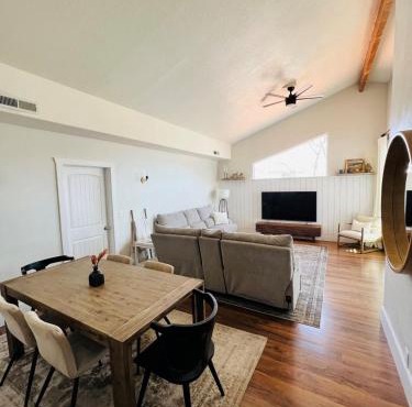 Charming home walking distance from downtown Kanab, w/King Suite
