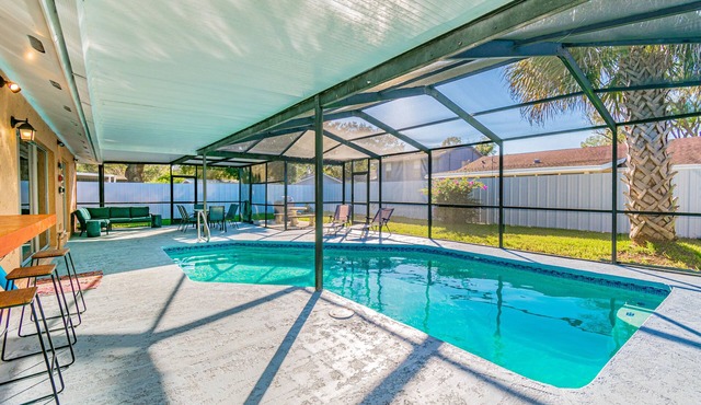 Charming home with amazing heated pool! Close to Airport, Beaches & Attractions.