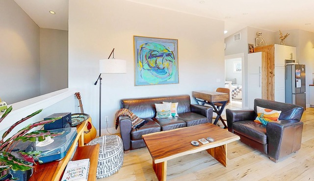 Charming home with breathtaking mountain views, balcony, & kitchenette
