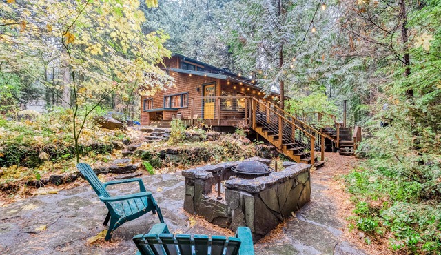 Charming Home with Free WiFi, washer&dryer, Wood Fireplace, and Furnished Deck