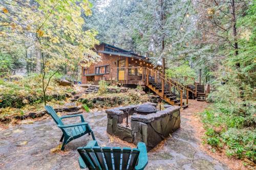 Charming Home with Free WiFi washer&dryer Wood Fireplace and Furnished Deck