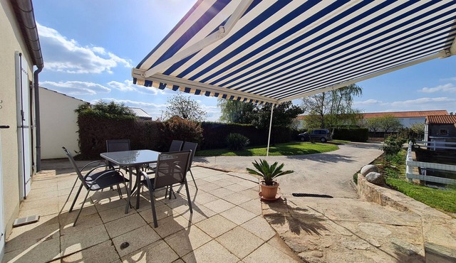 Charming Home with Garden, Veranda, Near Shops - Ideal for Family Getaways