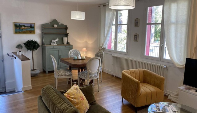 Charming Home with Garden Near Moulins Attractions, Sleeps 3-4, Free WiFi, Linens, and Utilities Included