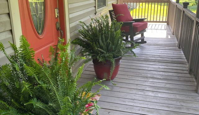 Charming home with on sight private boat launch and covered boat house! DISCOUNT
