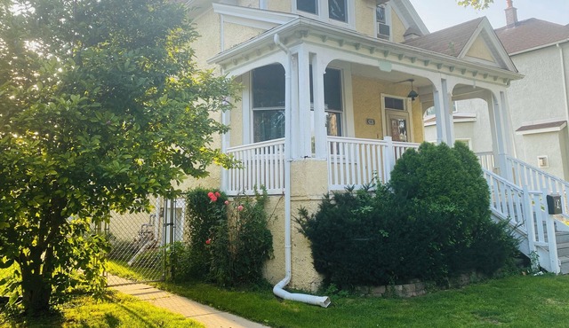 Charming home with Private Balcony near Downtown, La Grange