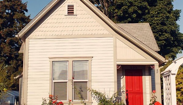 Charming home within walking distance of gourmet dining, wine tasting & shopping