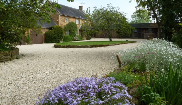 Charming homelike Cotswold Cottage sleeps 4 2bath/2bed Tranquil hidden village.