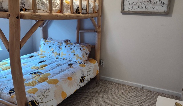 Charming Honey Bee Cottage 3BR 2 Bath home with WiFi and AC in lovely Tallassee