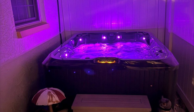 Charming Hot Tub Getaway by Tarpon