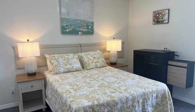 Charming hotel in adorable Lake Wales with WiFi, AC, with a beautiful lake view.