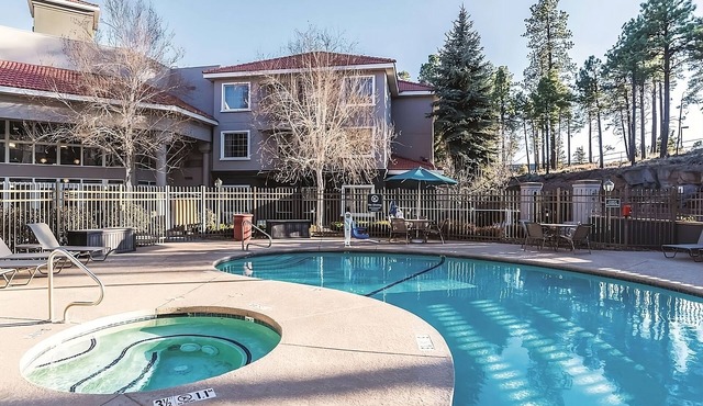 Charming Hotel Room w/Hot Tub Access & Free Daily Breakfast
