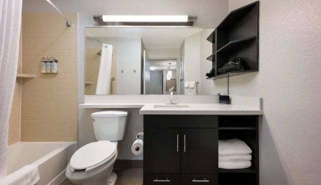 Charming hotel suite w/WiFi, AC, fitness room/Pet friendly/Centrally located