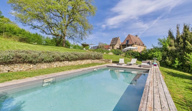 Charming house with open view and swimming pool near Sarlat and St Cyprien