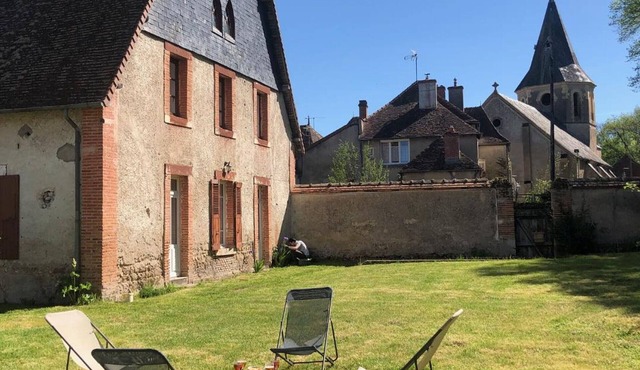 Charming house in Jaligny-sur-Besbre, 4 bedrooms, garden, linens & cleaning included