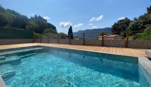 Charming house with swimming pool & Mont Faron view, in the heart of the village