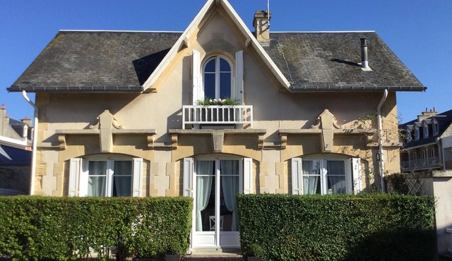 Charming house in Saint Aubin sur Mer, 50 m from the beach.