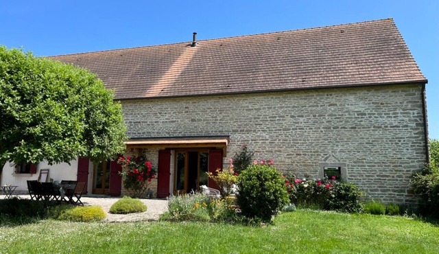 Charming house, in a wooded park, 15 minutes from Beaune and Chalon sur Saône.