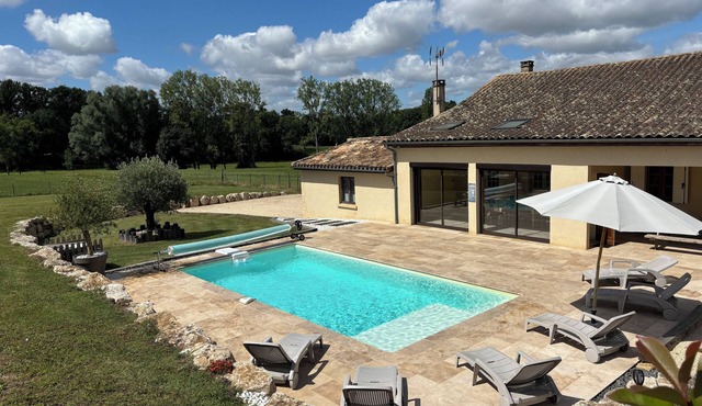 Charming house with heated pool Dordogne. Pets welcome!