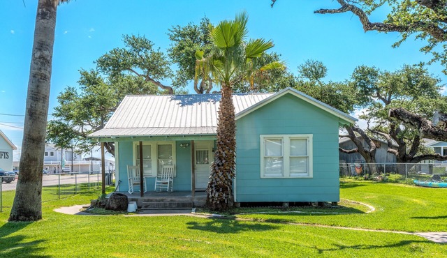 Charming House 1/2 Block from Bay