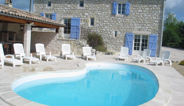 Charming house, 12p, spacious, pool, beautiful view, air-conditioning, equip. handicapped