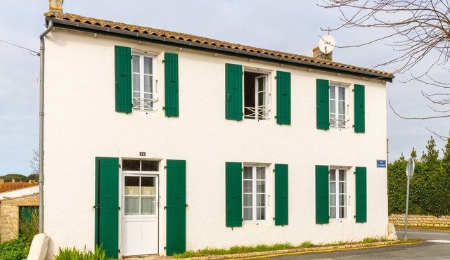 Charming House 200m from the Beach with Private Terrace & Garden
