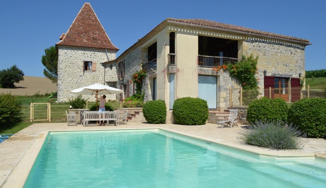 Charming house 22p with swimming pool, tennis court, pétanque, playground & view