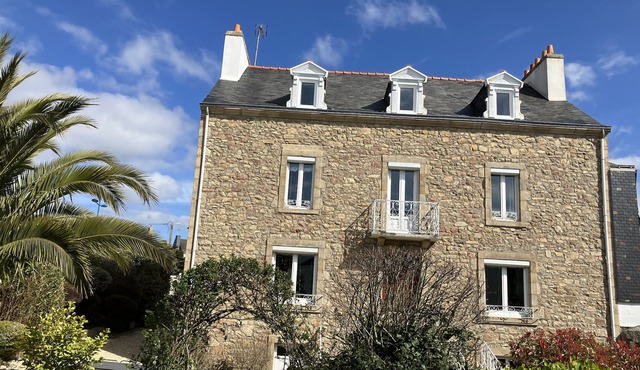 Charming house 2OOm from the port and seawater basin, right in the center of town.