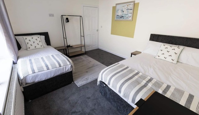 Charming House 3 minute's walk to the beach Free Parking Smart TV Wifi