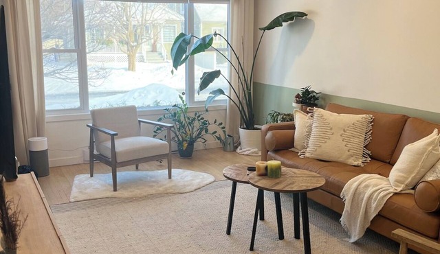 Charming House, 5 Minutes to Chelsea & 10 Minutes from Ottawa Byward Market n