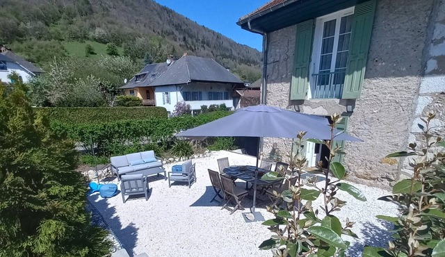 Charming house 5mns walk from the lake